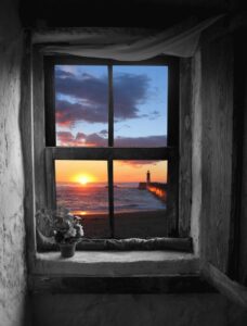 ventana-amanecer-mar